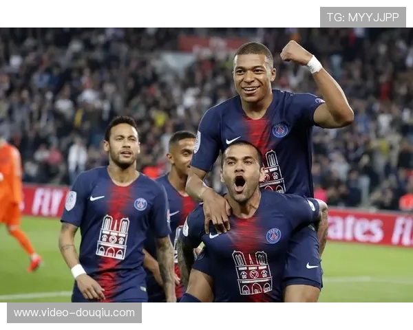 法甲巴黎圣日耳曼赛季总结：国内赛场统治力依旧